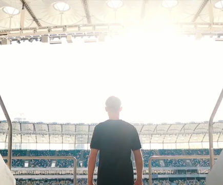 Un supporter entre dans le stade