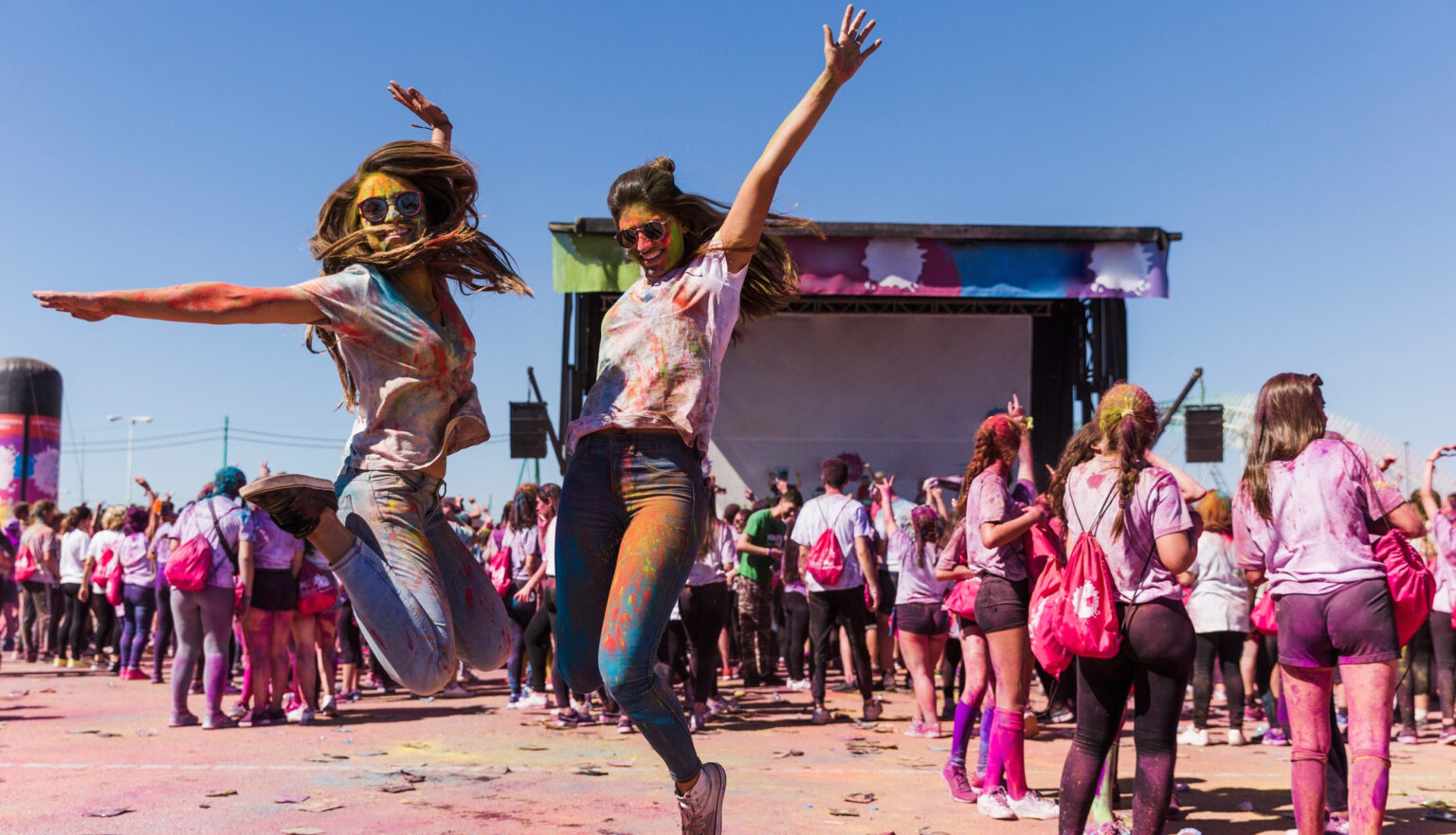 Femmes souriantes lors d'un événement Holi