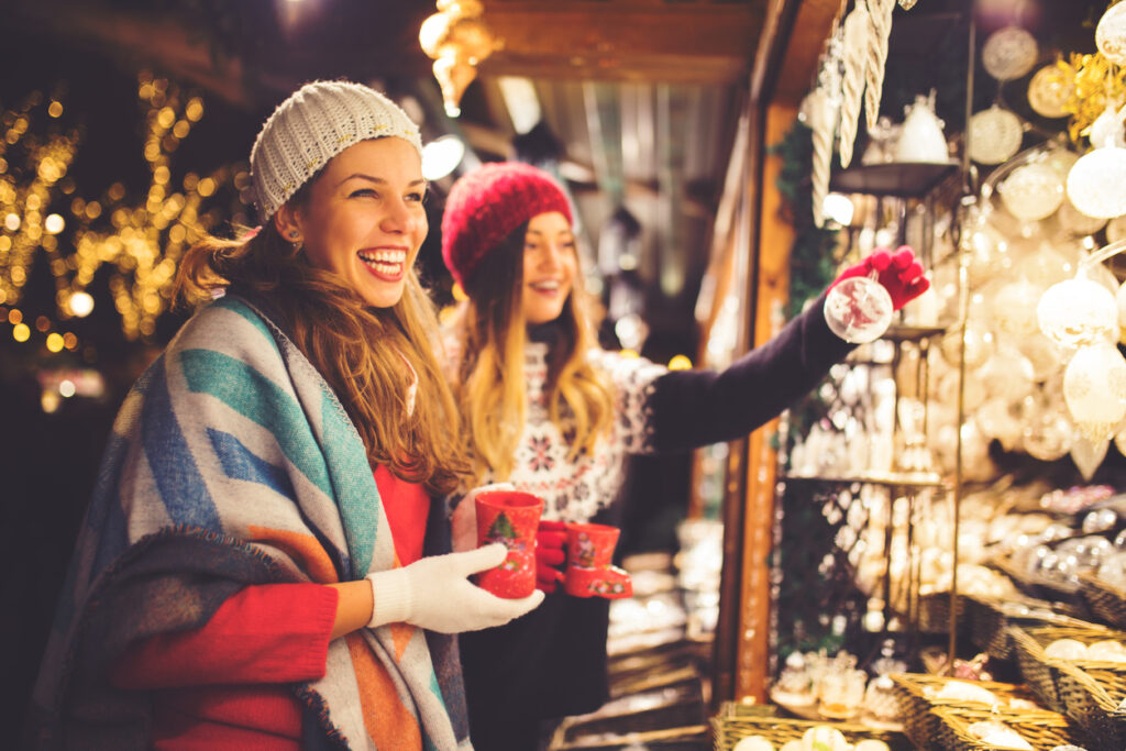 Femmes profitant d’un stand du marché de Noël