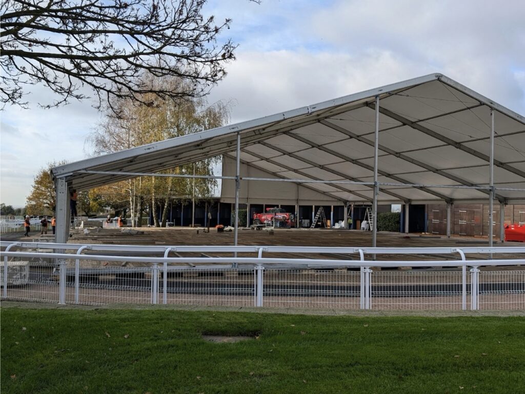 La construction de la patinoire « Epsom on Ice » est en cours